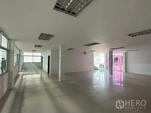 Warehouse for rent in Mueang Samut Prakan, Samut Prakan - Bright office area with fluorescent lighting, glass partitions and wide circulation space.