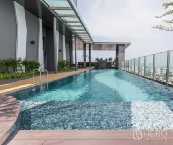 公寓 出租在Khlong Toei, Bangkok - 屋顶游泳池，玻璃栏杆与城市天际线景观的现代公寓设施。