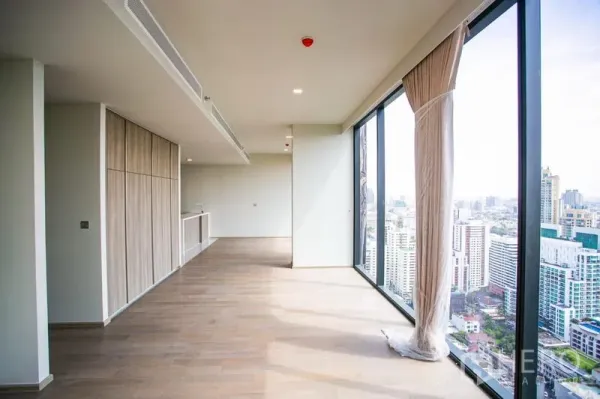 Condominium for rent in Watthana, Bangkok - Long living and dining area with floor-to-ceiling windows and sweeping Bangkok city views.