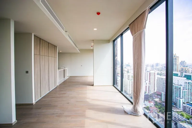 Condominium for rent in Watthana, Bangkok - Long living and dining area with floor-to-ceiling windows and sweeping Bangkok city views.