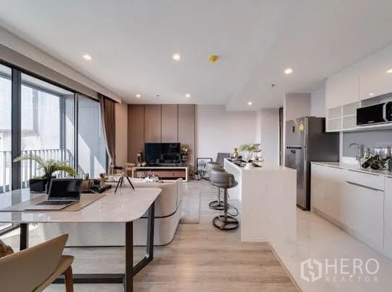 公寓 出租在Bang Na, Bangkok - 现代厨房与客厅一体，早餐中岛、储物橱柜并可直达长阳台。