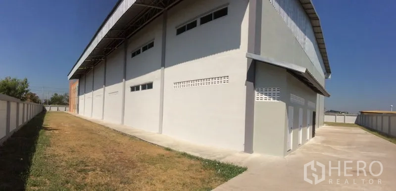 โรงงาน ขายในBang Sao Thong, Samut Prakan - ด้านหน้าอาคารสำนักงานกระจกเชื่อมต่อโกดังขนาดใหญ่.