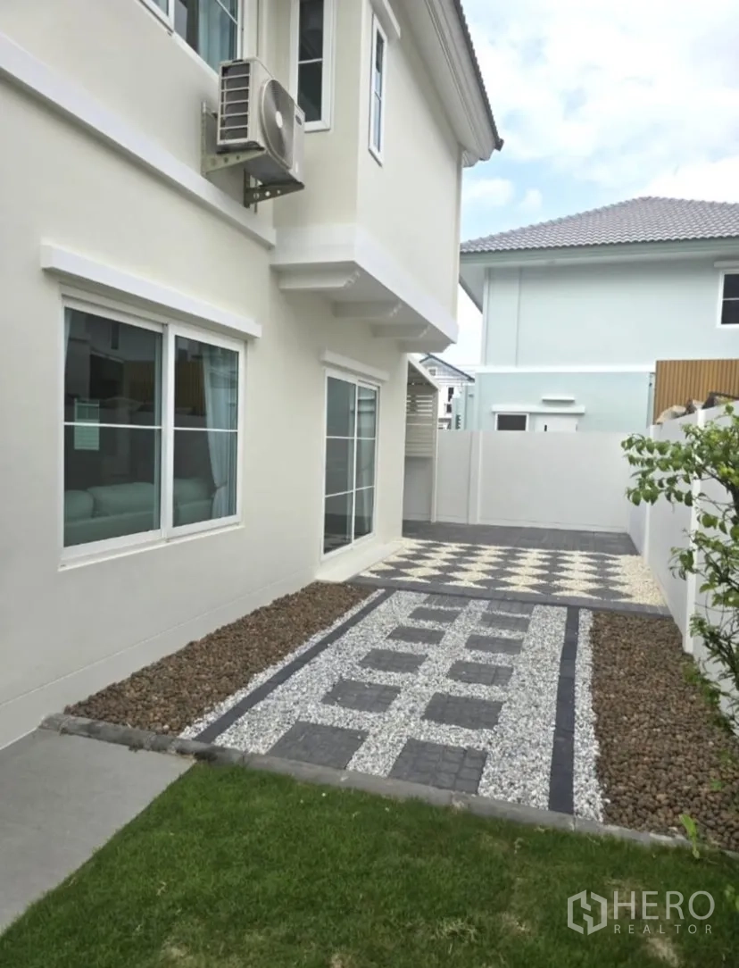 独立式住宅 for rent in Bang Phli, Samut Prakan - 后侧院铺砾石与步道，旁有小草坪。