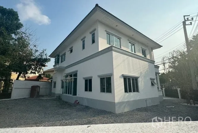 独立式住宅 出售在Pak Kret, Nonthaburi - 房屋侧后方的碎石庭院，多面窗户采光