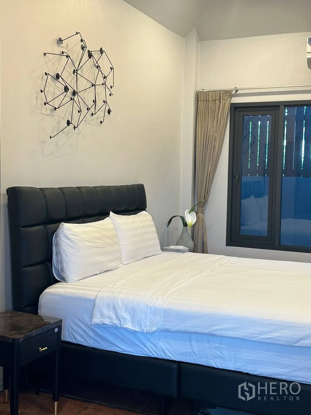 บ้านเดี่ยว for rent in Watthana, Bangkok - เตียงบุนวมพร้อมโต๊ะข้างและหน้าต่างบานใหญ่