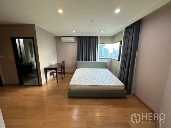 คอนโด ให้เช่าในSathon, Bangkok - ห้องนอนใหญ่พร้อมหน้าต่างมุม ห้องน้ำในตัว โต๊ะทำงาน และพื้นไม้