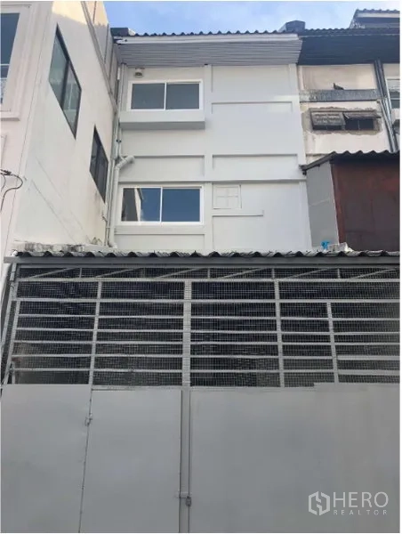 อาคารพาณิชย์ ให้เช่าในWatthana, Bangkok - ด้านนอกอาคารพาณิชย์หลายชั้นพร้อมประตูรั้วเหล็กและหน้าต่าง