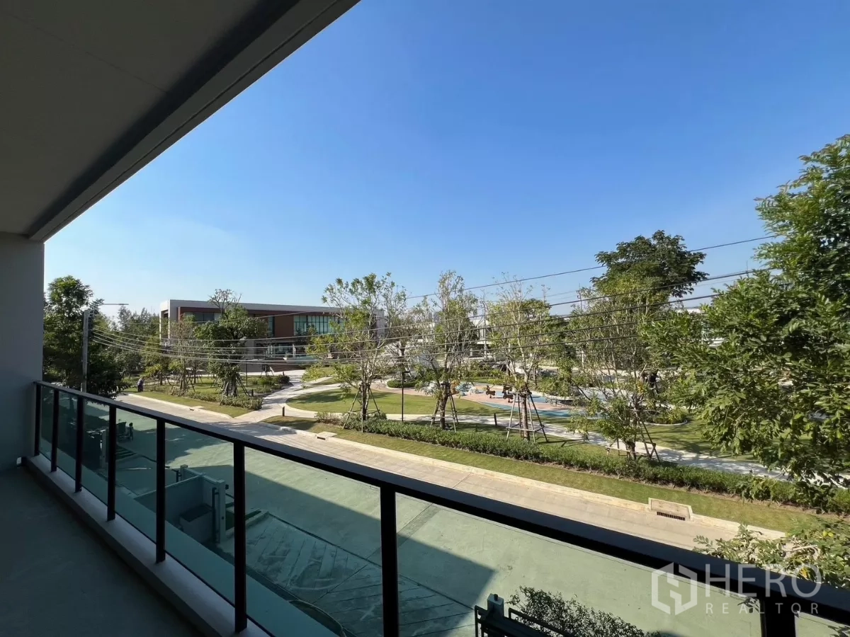 独立式住宅 出租在Bang Phli, Samut Prakan - 阳台眺望社区公园与会所景观