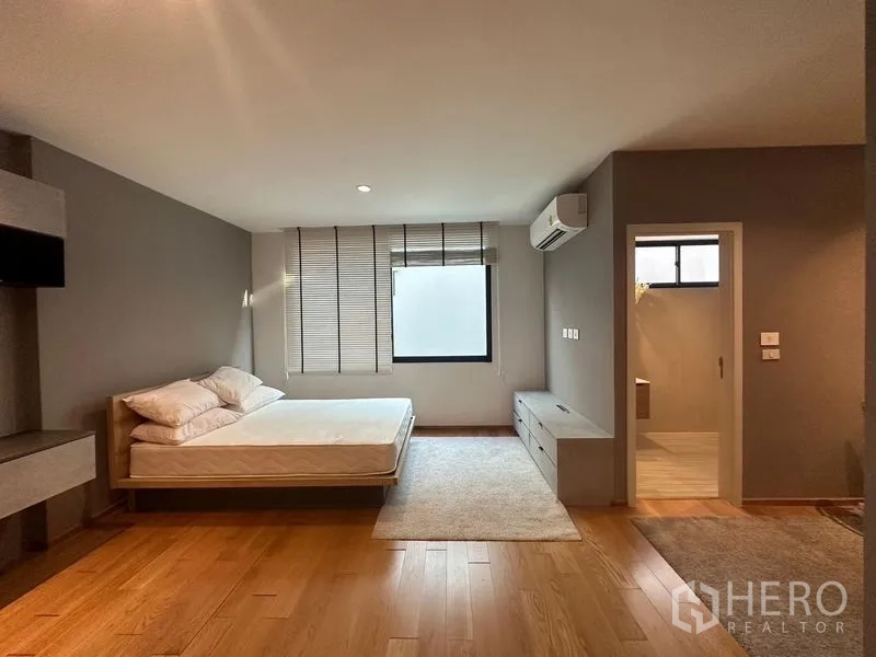 联排别墅 出售在Saphan Sung, Bangkok - 主卧木地板，带空调与套卫入口，风格简约。