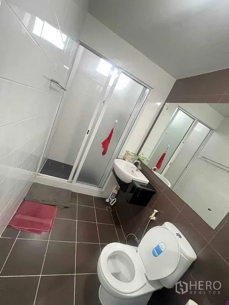 Townhouse for rent in Bueng Kum, Bangkok - Bathroom with glass shower enclosure, sink and toilet.