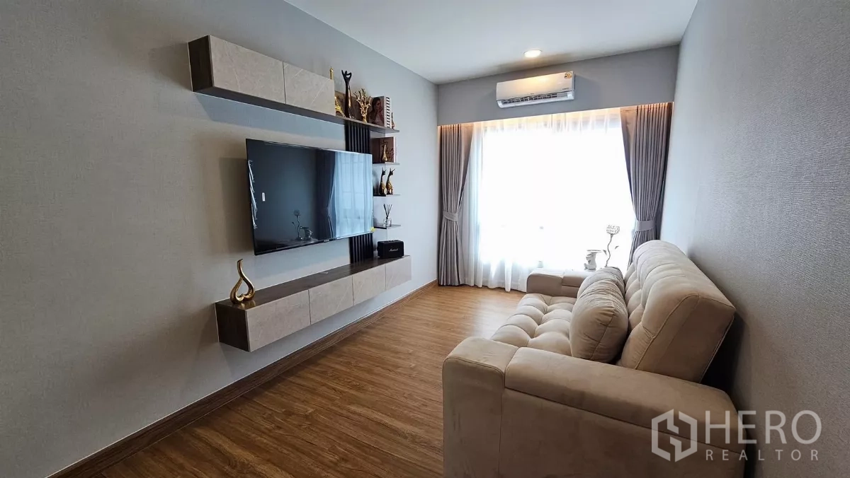 独立式住宅 出租或出售在Bang Phli, Samut Prakan - 楼上起居区另一角，设大窗、窗帘与空调，采光柔和。