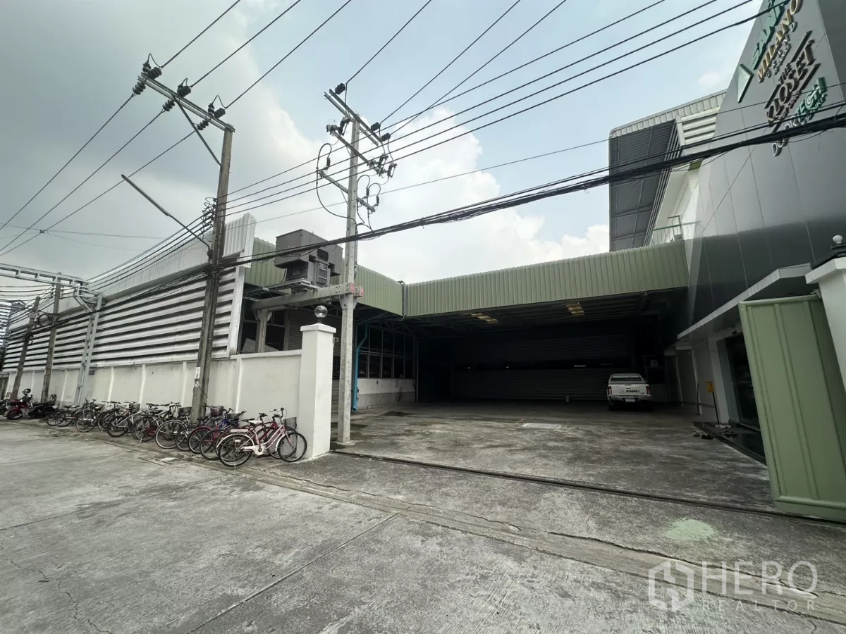 Warehouse for rent in Yan Nawa, Bangkok - Street‑side exterior of the warehouse with covered loading and parking.