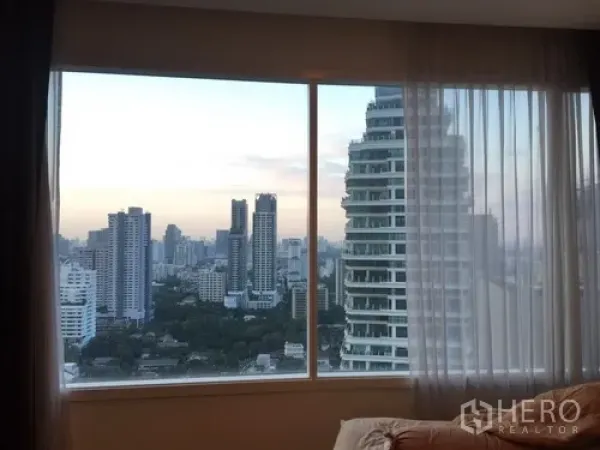 คอนโด ให้เช่าในWatthana, Bangkok - วิวสกายไลน์กว้างไกลจากหน้าต่างห้องนอนของคอนโด