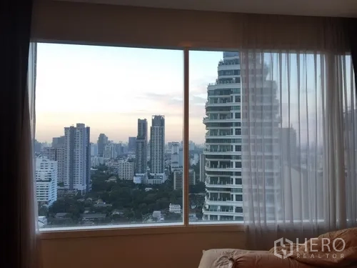 คอนโด ให้เช่าในWatthana, Bangkok - วิวสกายไลน์กว้างไกลจากหน้าต่างห้องนอนของคอนโด