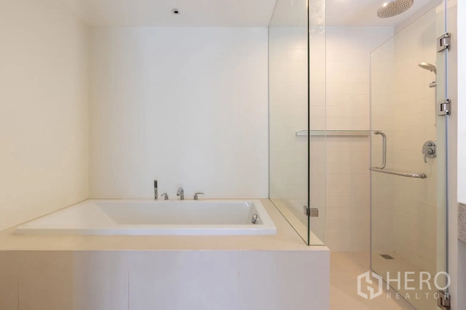 Detached House for rent in Saphan Sung, Bangkok - Bathroom with large soaking tub next to a glass-enclosed rain shower.