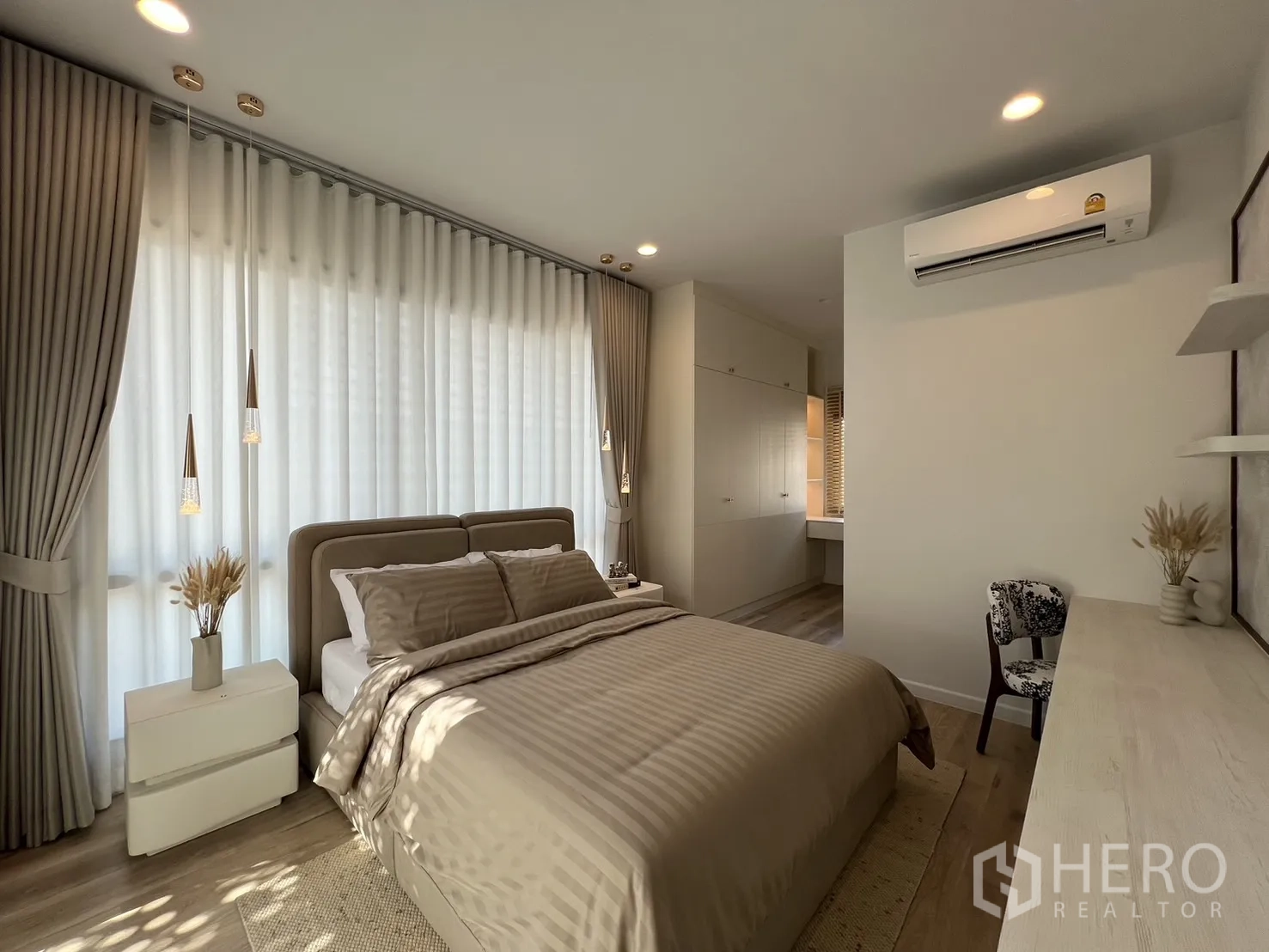 独立式住宅 出租或出售在Bang Kapi, Bangkok - 次卧特色墙，学习书桌、搁架与空调。