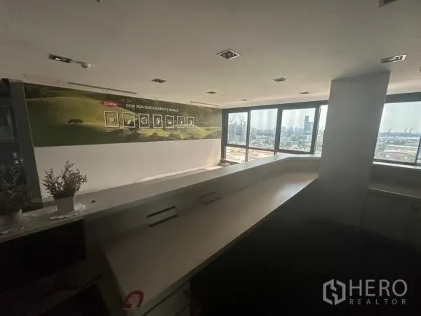 办公空间 出租在Khlong Toei, Bangkok - 接待台与长条内置工作台，大窗带城市景观