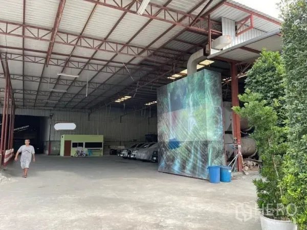 คลังสินค้า ขายในLam Luk Ka, Pathum Thani - พื้นที่ขนถ่ายสินค้ามุงหลังคาเหล็กสูง มีท่อระบายอากาศและพื้นคอนกรีตโล่ง