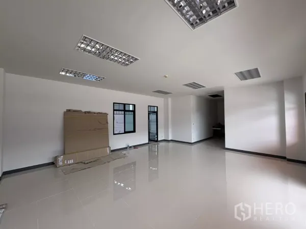 Factory for rent in Bang Pakong, Chachoengsao - Open-plan office room with large windows and neutral finishes.