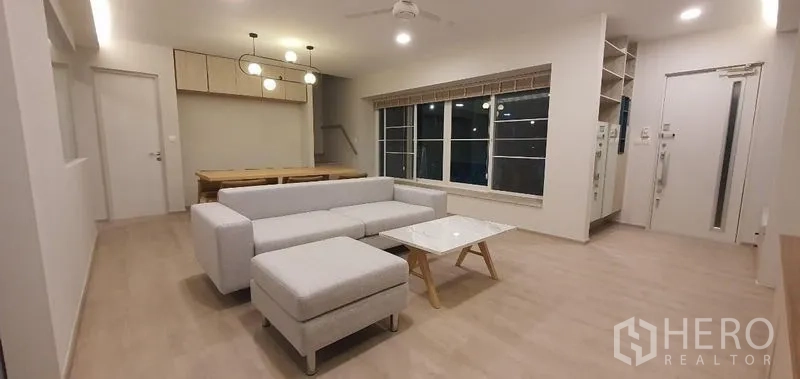 独立式住宅 出租 - 客餐厅一体，L 形沙发与六人餐桌