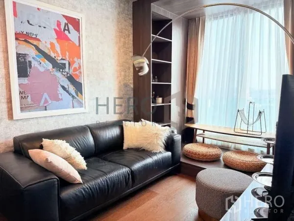 公寓 出租 - Ideo Q Sukhumvit 36 公寓客厅，黑色皮沙发、拱形落地灯、柜体与禅意窗台。