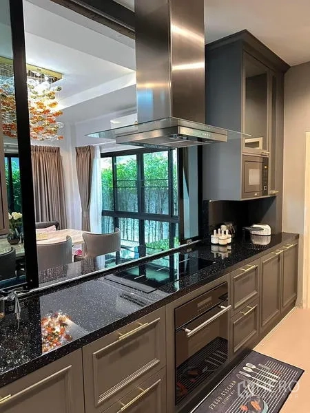 บ้าน ให้เช่าในPrawet, Bangkok - ครัวโมเดิร์น เคาน์เตอร์หินแกรนิตสีดำ เตาและเครื่องดูดควัน