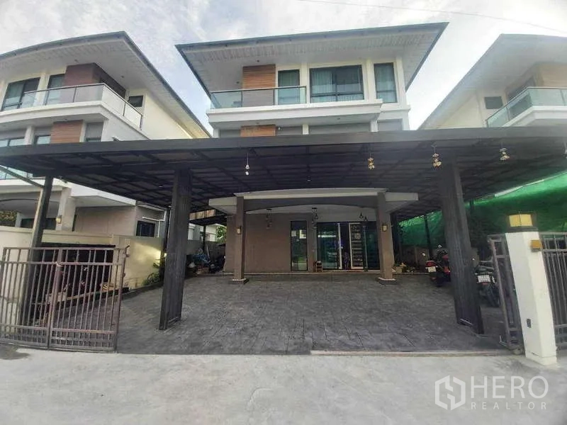 Detached House for rent or sale in Prawet, Bangkok - Modern three-storey detached house in Prawet, Bangkok with large covered carport and gated entrance.