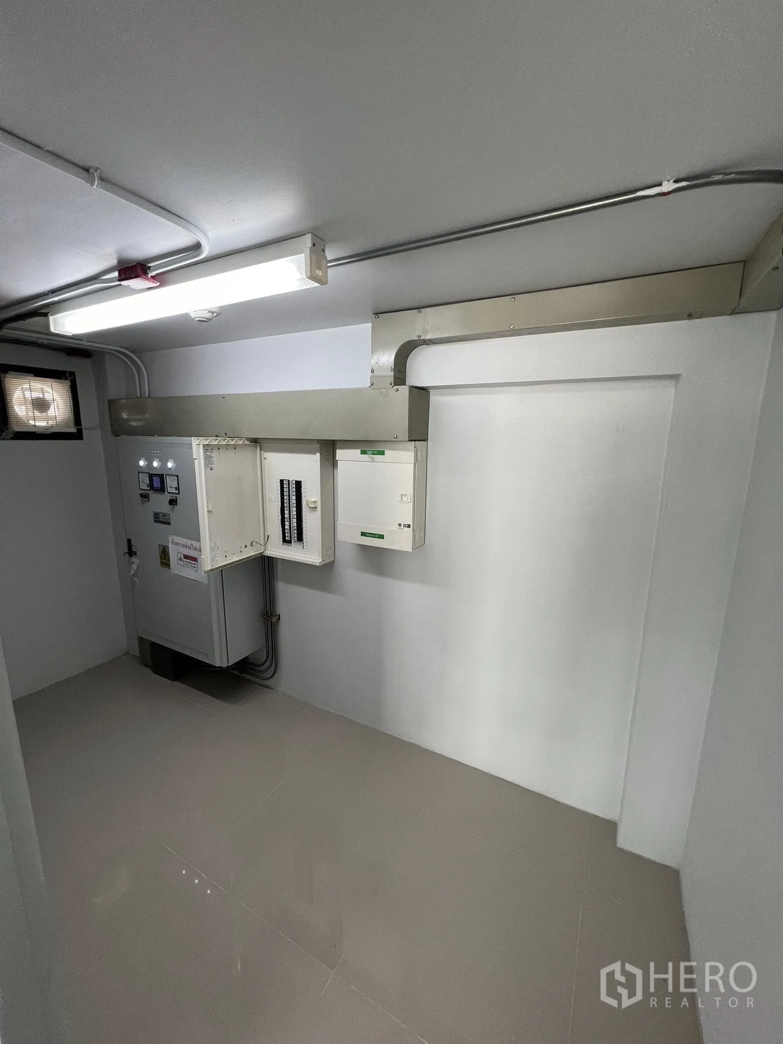 โกดัง for rent in Phra Pradaeng, Samut Prakan - ห้องควบคุมไฟฟ้าพร้อมตู้คอนโทรลและท่อร้อยสาย