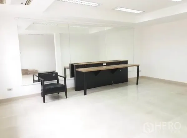 Townhouse for rent or sale in Chatuchak, Bangkok - Light-filled multipurpose room with a full mirrored wall, long built-in desk and tiled flooring.