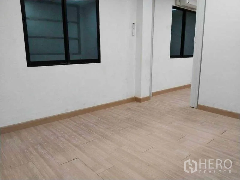 办公空间 出租在Bang Na, Bangkok - 小型会议室，配窗户与浅木色地面。