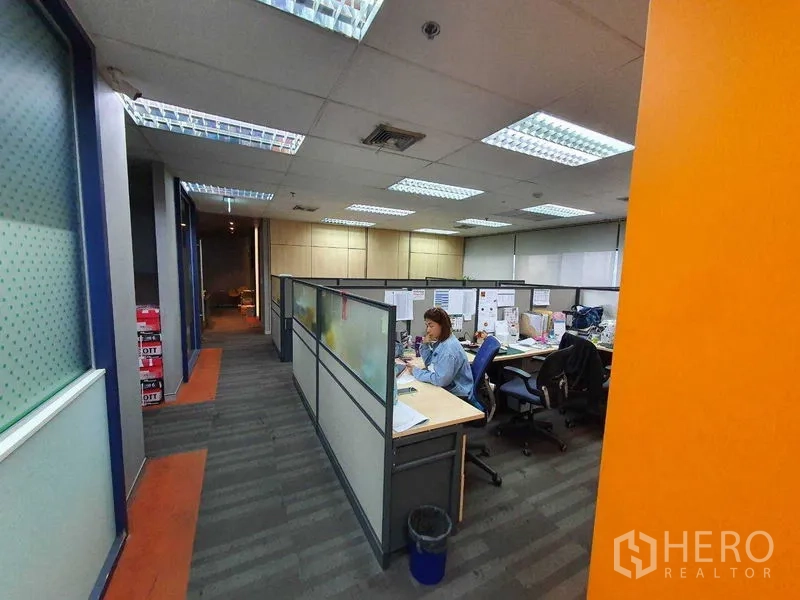 办公空间 出租在Watthana, Bangkok - 明亮照明下的隔断工位与书桌椅。