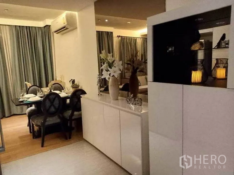 คอนโด ให้เช่าในWatthana, Bangkok - มุมรับประทานอาหารสไตล์หรู พร้อมตู้บิวท์อินและแจกันตกแต่ง แสงไฟนุ่มนวล
