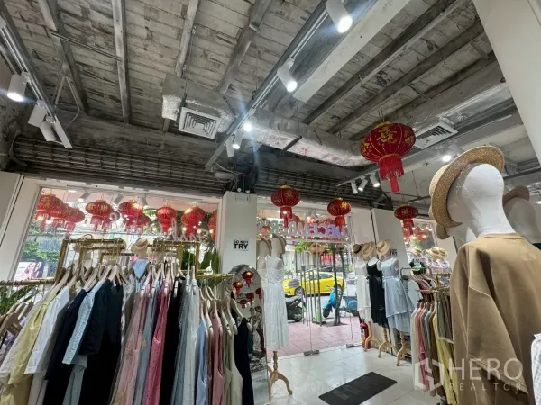 店屋 出租在Samphanthawong, Bangkok - 一层零售区，衣架陈列，轨道射灯与工业风吊顶。