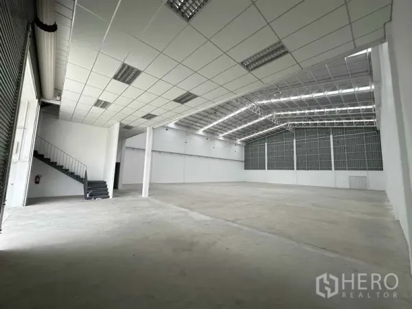 Factory for rent in Khlong Luang, Pathum Thani - Open production hall with skylight roof panels, clear span structure and durable concrete flooring.