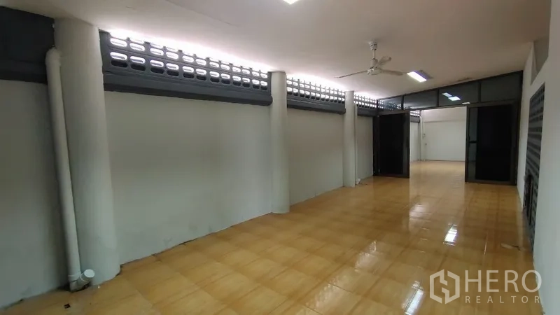 带办公室的家 出租在Huai Khwang, Bangkok - 长条形通风储物或工作间，吊扇与瓷砖地面