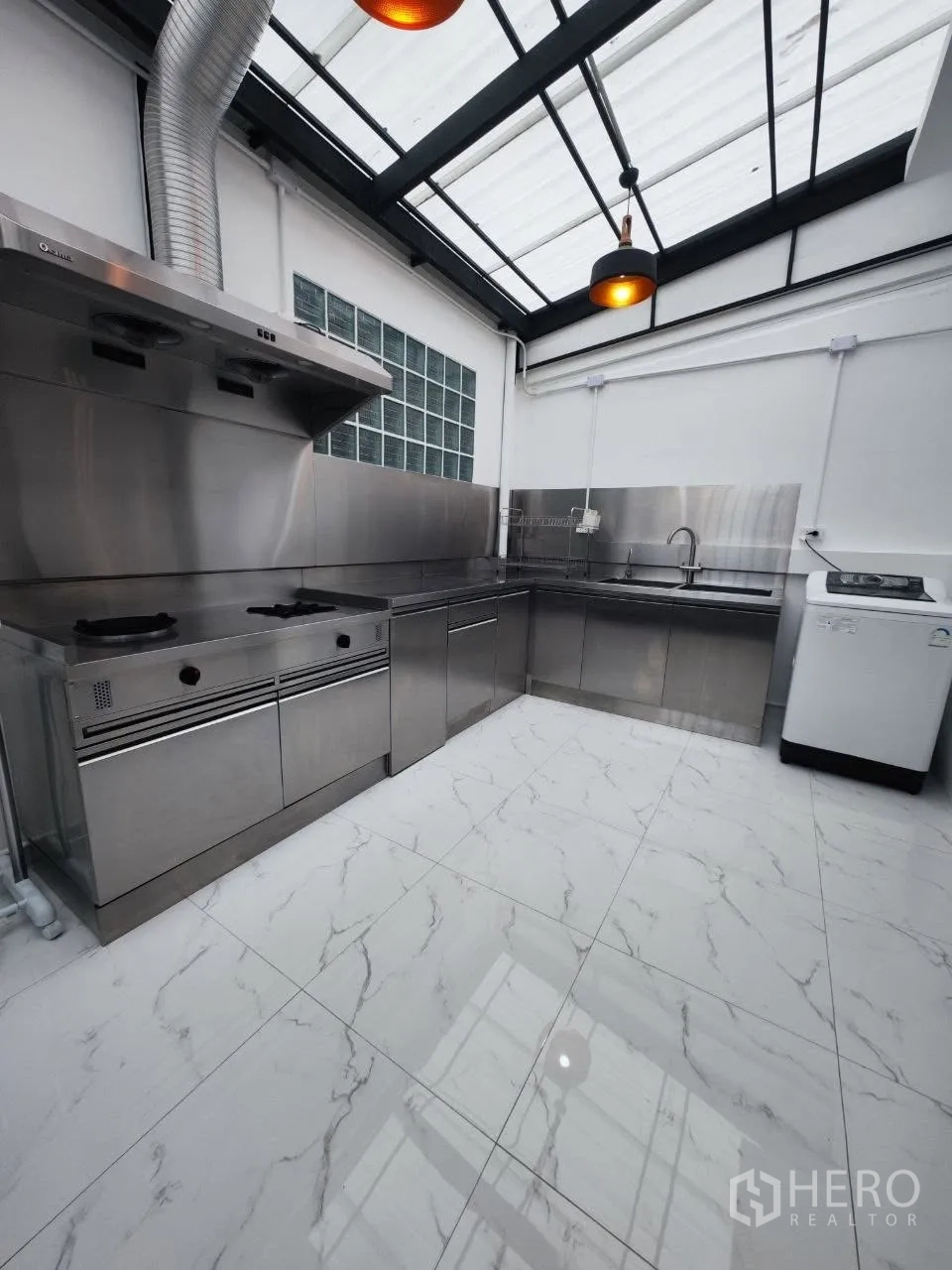 Home Office for rent in Bang Na, Bangkok - Stainless-steel kitchen with cooker hood, counters and skylight.