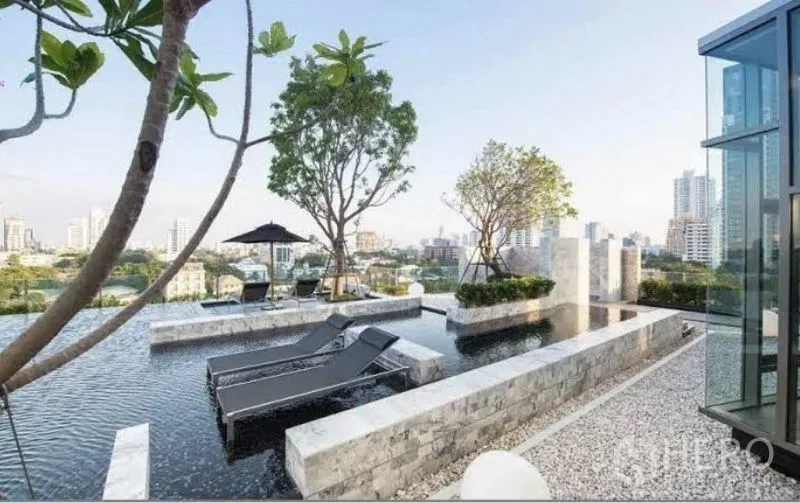 คอนโด ให้เช่าในWatthana, Bangkok - สระว่ายน้ำดาดฟ้าพร้อมเตียงอาบแดด ต้นไม้จัดสวน และวิวเมืองกว้าง