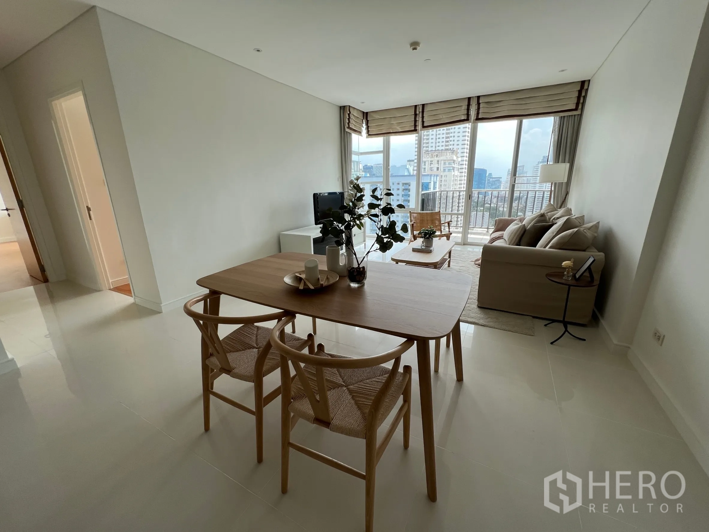 คอนโด ให้เช่าในWatthana, Bangkok - มุมรับประทานอาหารโต๊ะไม้และเก้าอี้ หันสู่ห้องนั่งเล่นสว่างและระเบียง