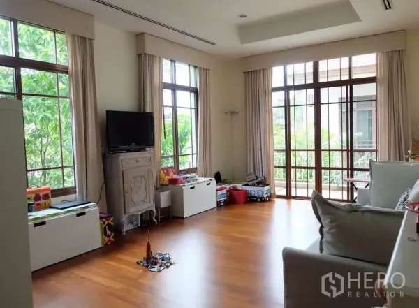 บ้าน ให้เช่าในWatthana, Bangkok - ห้องครอบครัวกว้าง พื้นไม้ หน้าต่างสูง ตู้วางทีวี และกล่องเก็บของเล่น