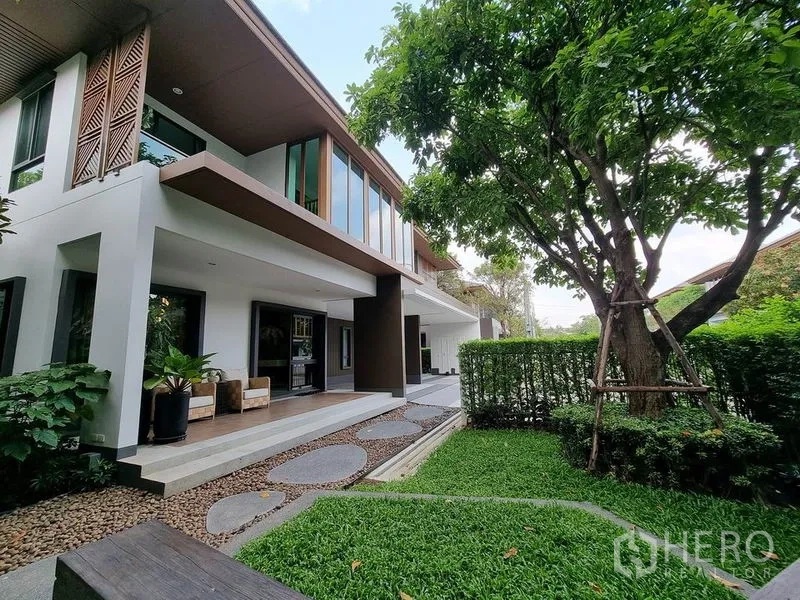 独立式住宅 出租在Prawet, Bangkok - 现代双层住宅外观，带景观花园与有顶露台。