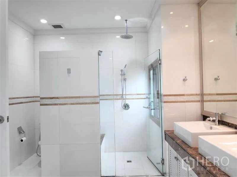บ้าน ให้เช่าในWatthana, Bangkok - ห้องน้ำสว่าง มีตู้กระจกอาบน้ำฝักบัวเรนชาวเวอร์ อ่างล้างหน้าคู่ และสุขภัณฑ์สมัยใหม่