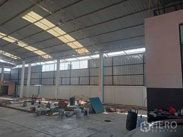 Warehouse for rent in Lam Luk Ka, Pathum Thani - Large warehouse interior with high clearance, skylights and concrete flooring for storage or operations.
