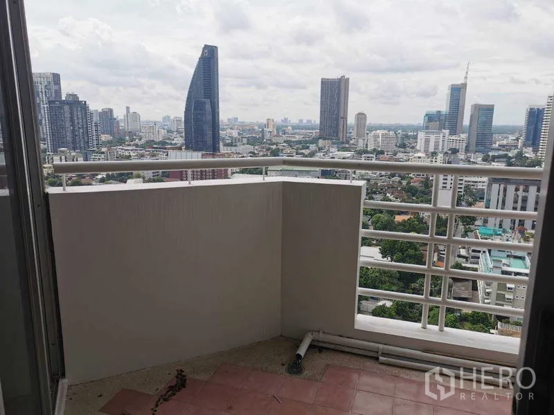 Condominium for rent - High-floor balcony overlooking the Bangkok skyline and surrounding neighborhoods.