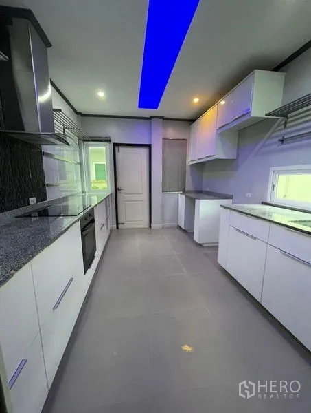 บ้าน ขายในBang Phli, Samut Prakan - ครัวสไตล์แกลลีย์ ตู้สีขาว ท็อปหิน และไฟแอลอีดีแถบ