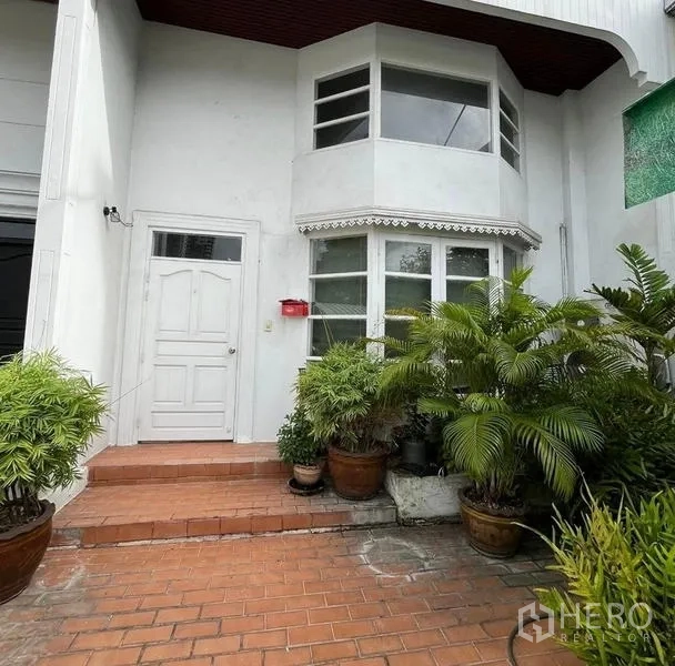 带办公室的家 出租在Bang Rak, Bangkok - 入户门旁带飘窗和盆栽花园的露台。