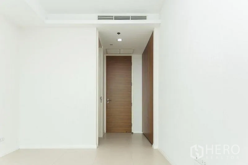 公寓 出售在Khlong San, Bangkok - 卧室入口，内置衣柜与木门。