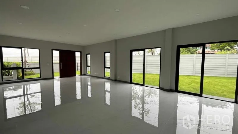 Detached House for sale in Bang Phli, Samut Prakan - Front elevation of the contemporary detached home with columns and an upper balcony.