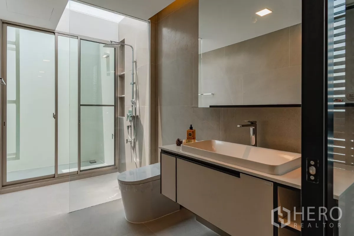 Detached House for rent in Saphan Sung, Bangkok - Contemporary bathroom with rain shower, frosted glass and long vanity.