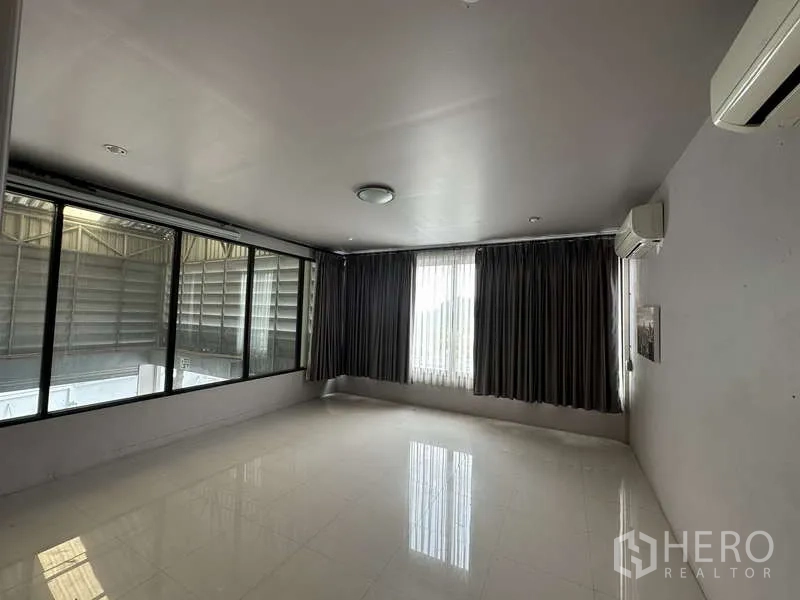 คลังสินค้า ให้เช่าในPak Kret, Nonthaburi - ออฟฟิศชั้นบนปูกระเบื้อง มีผ้าม่านและเครื่องปรับอากาศ
