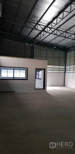货栈 出租在Lat Lum Kaeo, Pathum Thani - 开阔地坪，内置办公室、窗户与钢结构屋架。